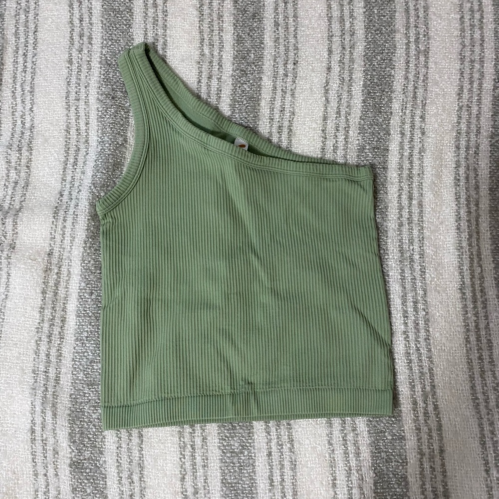 super adorable sea moss green one shoulder top!🍏